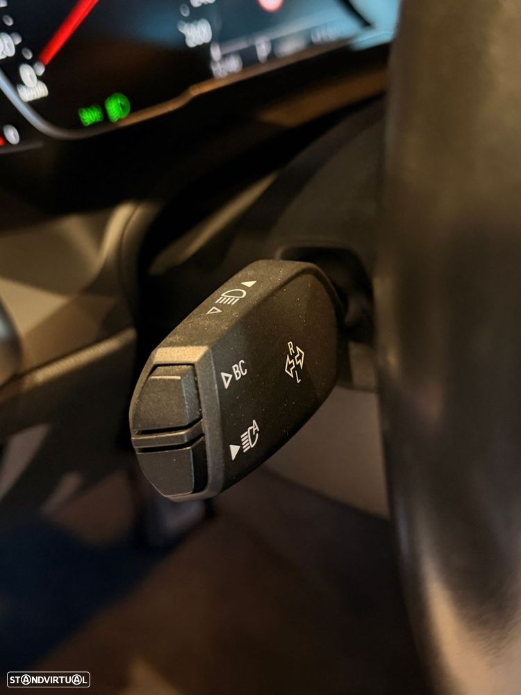 BMW 320 d Touring Pack Desportivo M Auto - 33