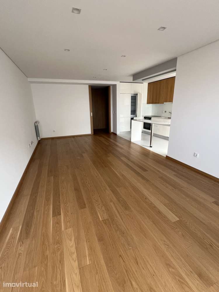 T2 com varanda, garagem e localização privilegiada em Paranhos, Porto - Grande imagem: 4/12