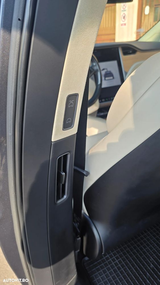 Tesla Model X - 28