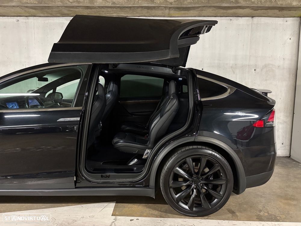 Tesla Model X 90D - 15