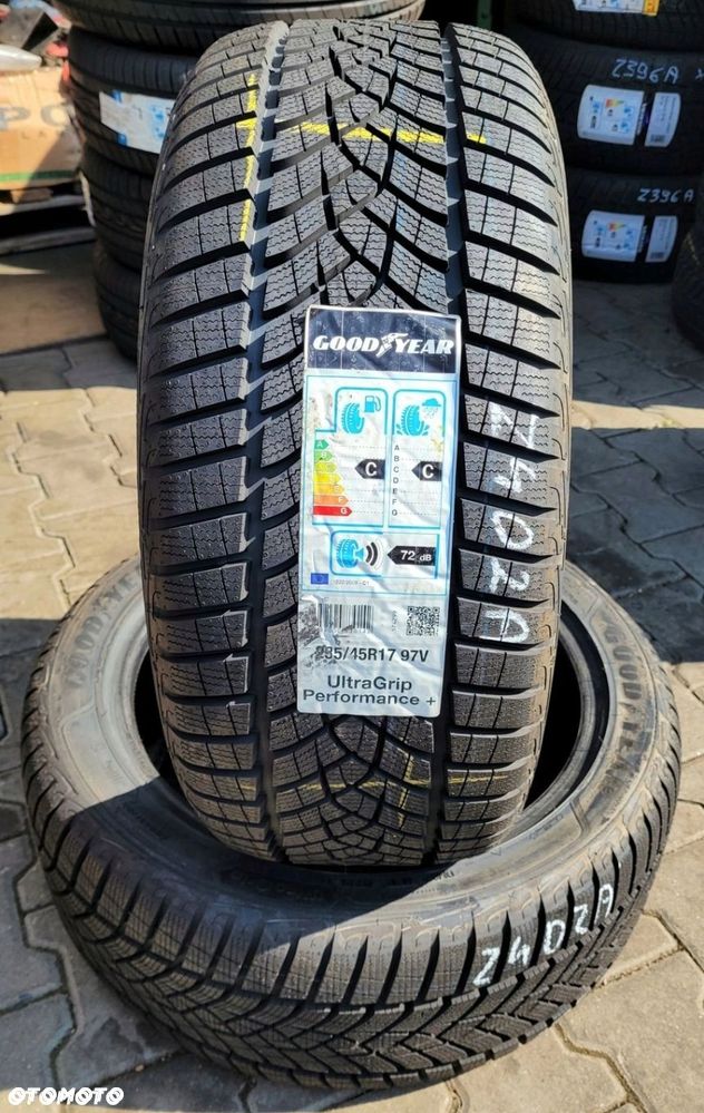 2x Goodyear UltraGrip Performance  235/45R17 97V XL Z402A - 2