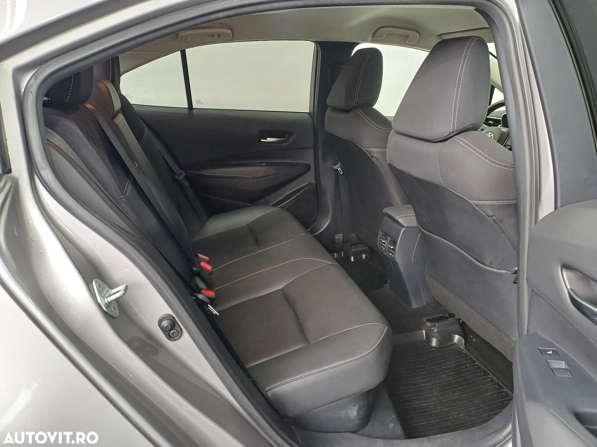 Toyota Corolla 1.8 HSD Exclusive interior Negru - 24