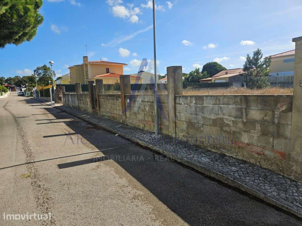 Terreno Urbano totalmente Murado em Lagoa de Albufeira - Grande imagem: 4/17