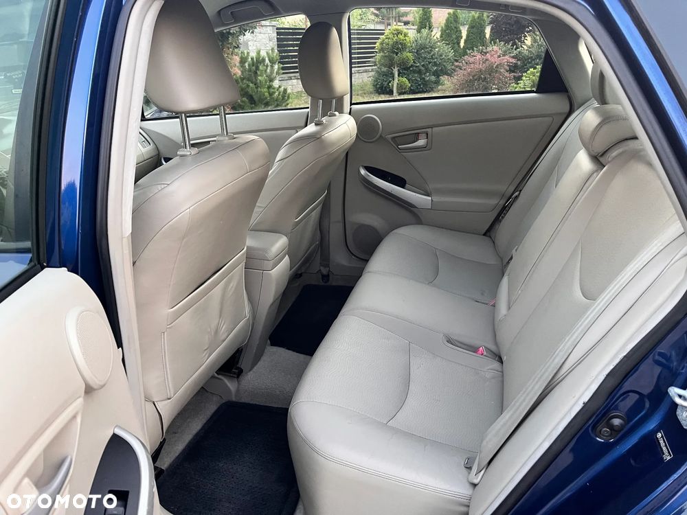 Toyota Prius (Hybrid) - 16