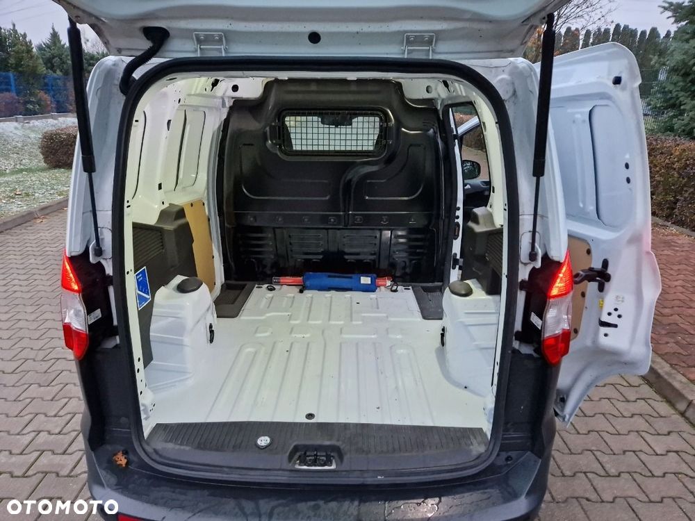 Ford Transit Courier - 13