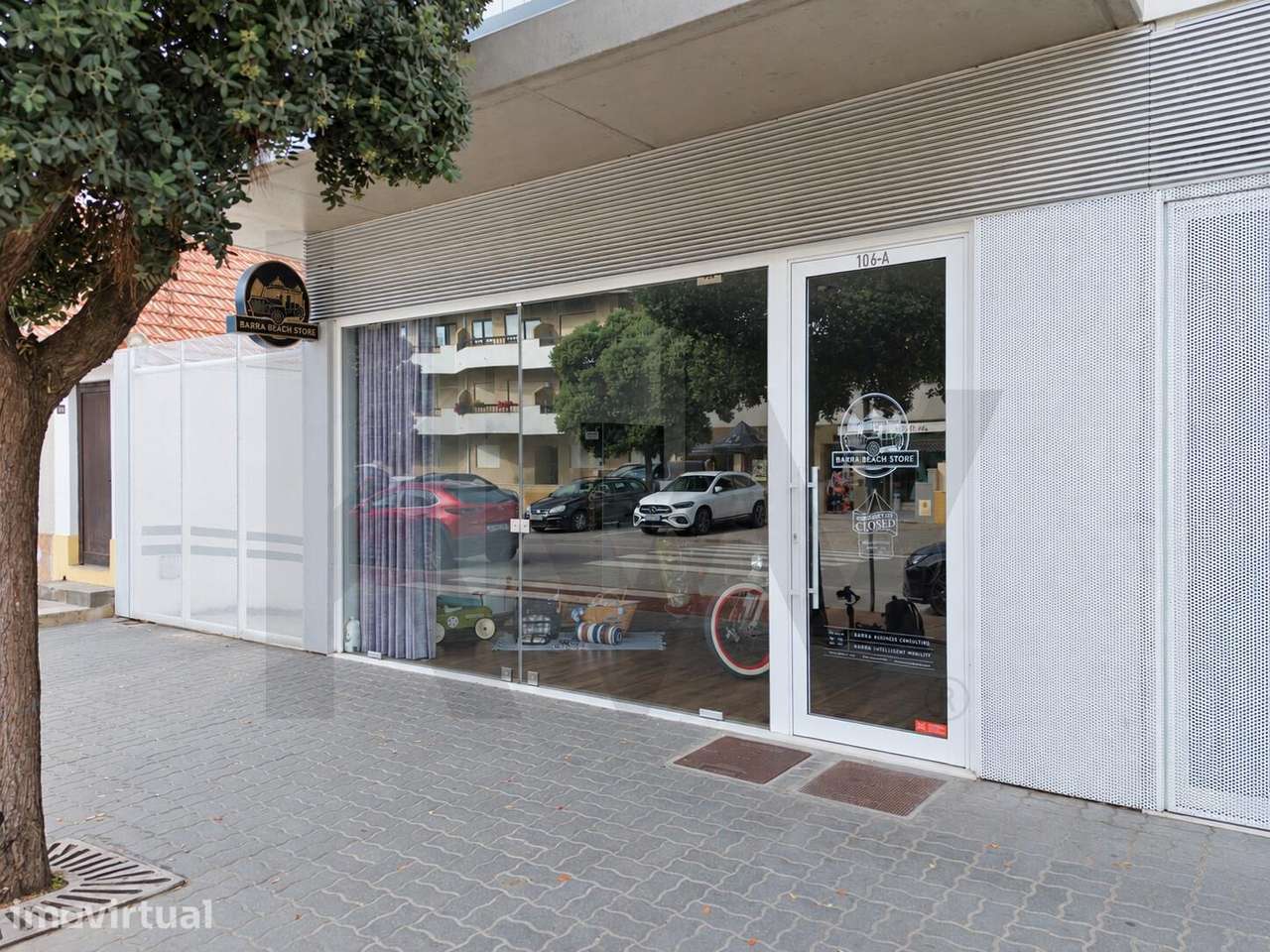 Loja moderna, com grande montra e Estacionamento, na 1ª linha do Mar - - Grande imagem: 2/29