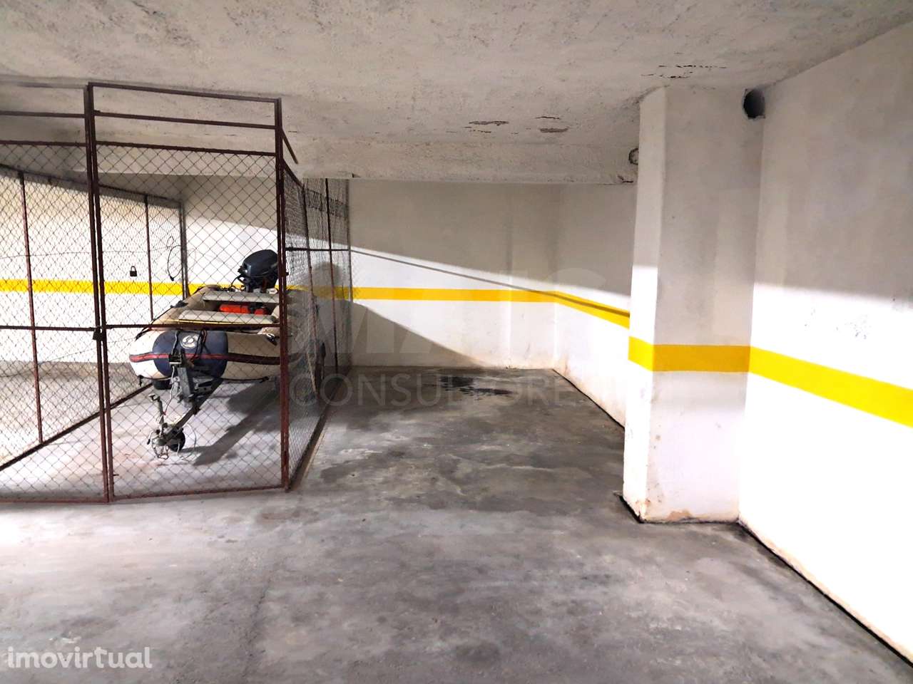 Parqueamento junto à Avenida 1º de Maio - Grande imagem: 3/4