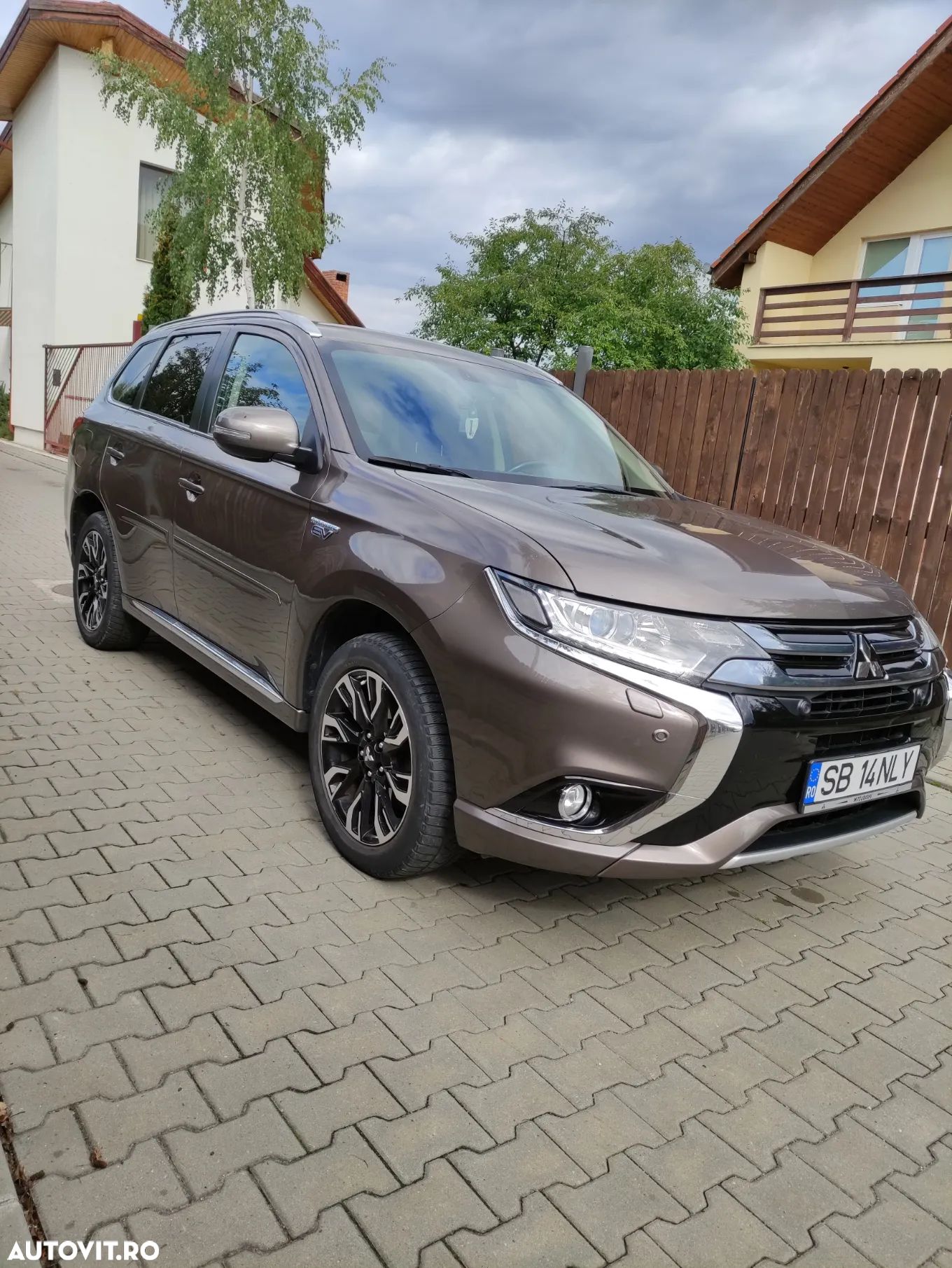 Mitsubishi Outlander 2.0 4WD Plug-In Hybrid - 1