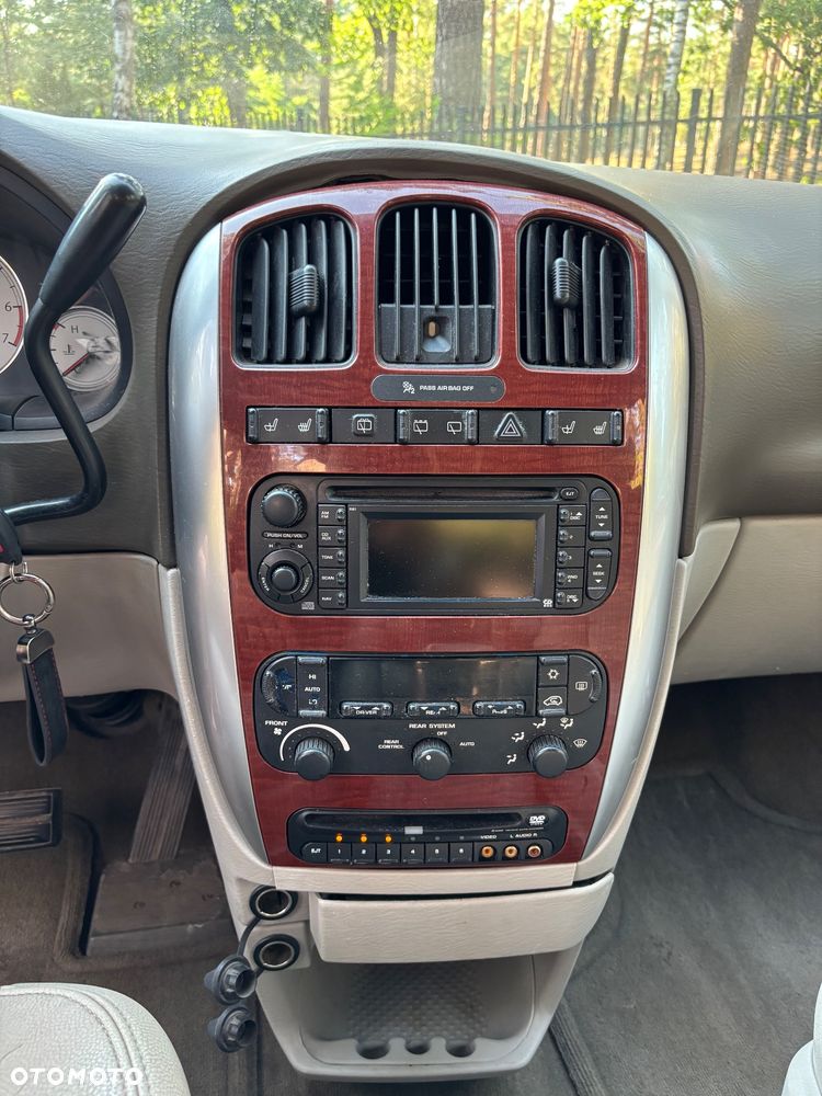 Chrysler Town & Country - 14