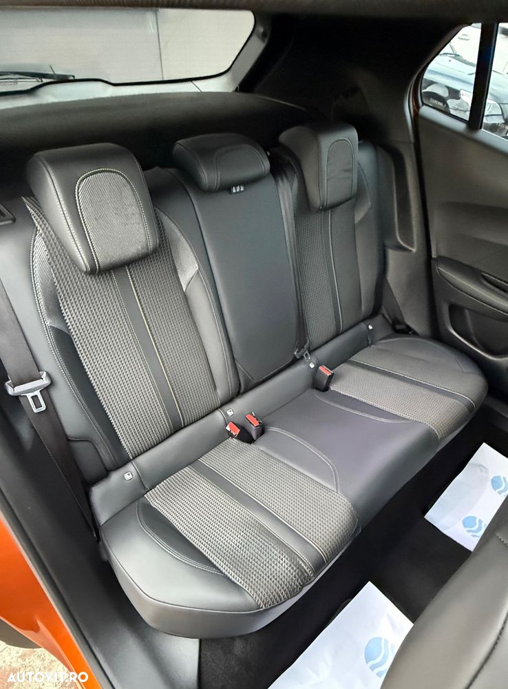 Peugeot 2008 PureTech 130 EAT8 GT Pack - 12