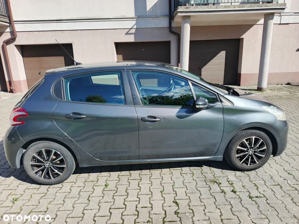 Peugeot 208 - 5