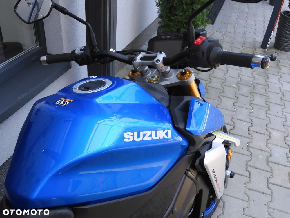 Suzuki GSX - 6