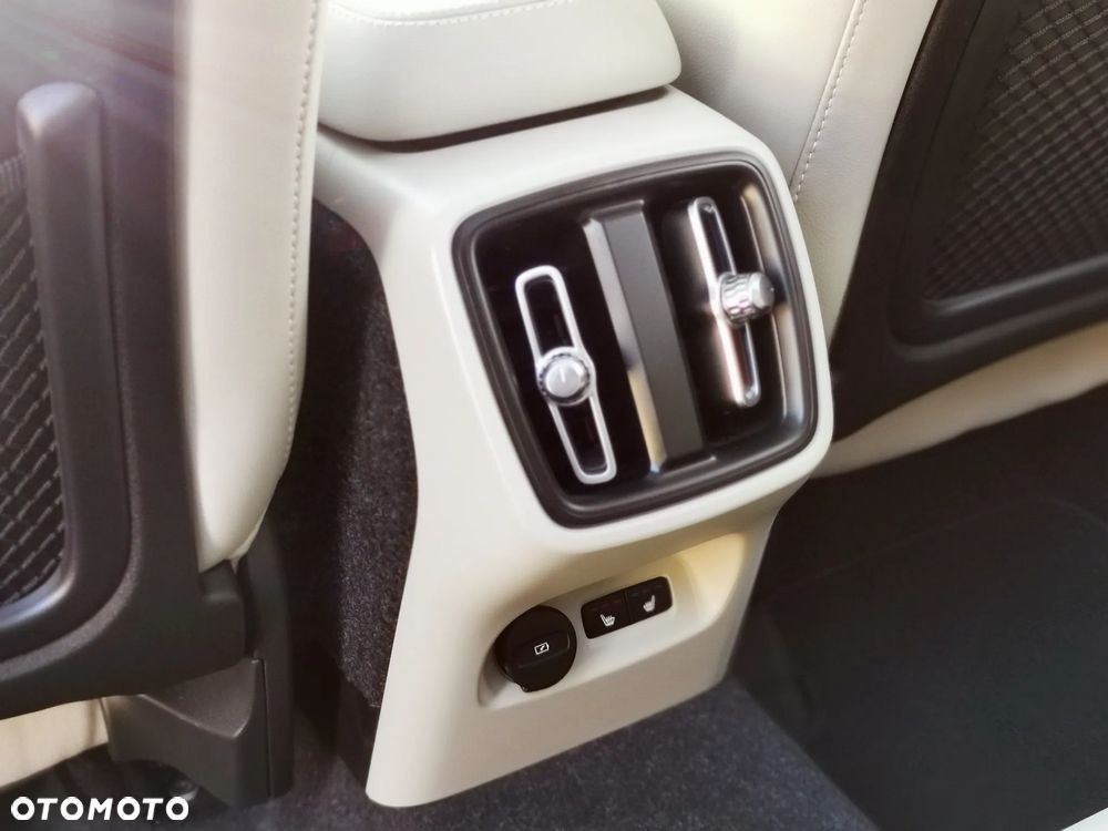 Volvo XC 40 B5 AWD Ultimate Dark - 11