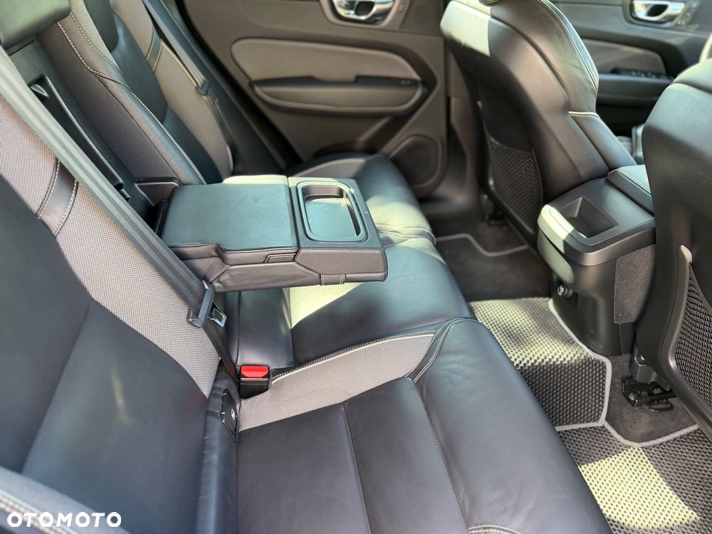 Volvo XC 60 D5 SCR AWD R-Design - 32