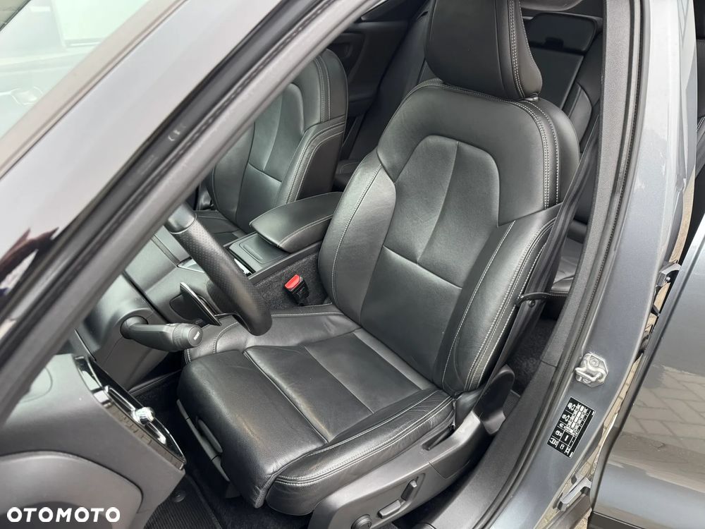 Volvo XC 40 D4 AWD Geartronic R-Design - 17