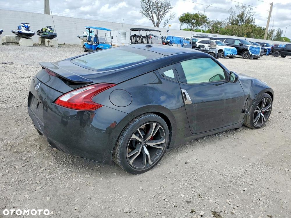 Nissan 370 Z - 4