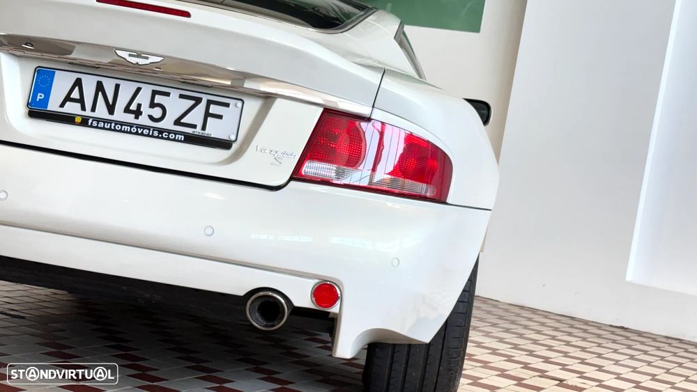 Aston Martin Vanquish S - 13