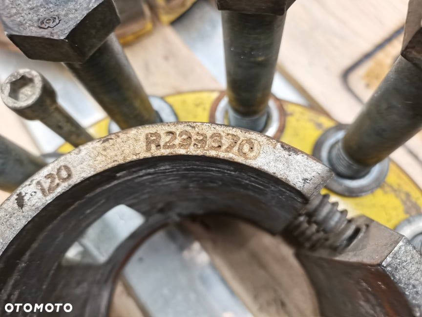 Klin koła tylnego John Deere 8345 R R299669 - 2