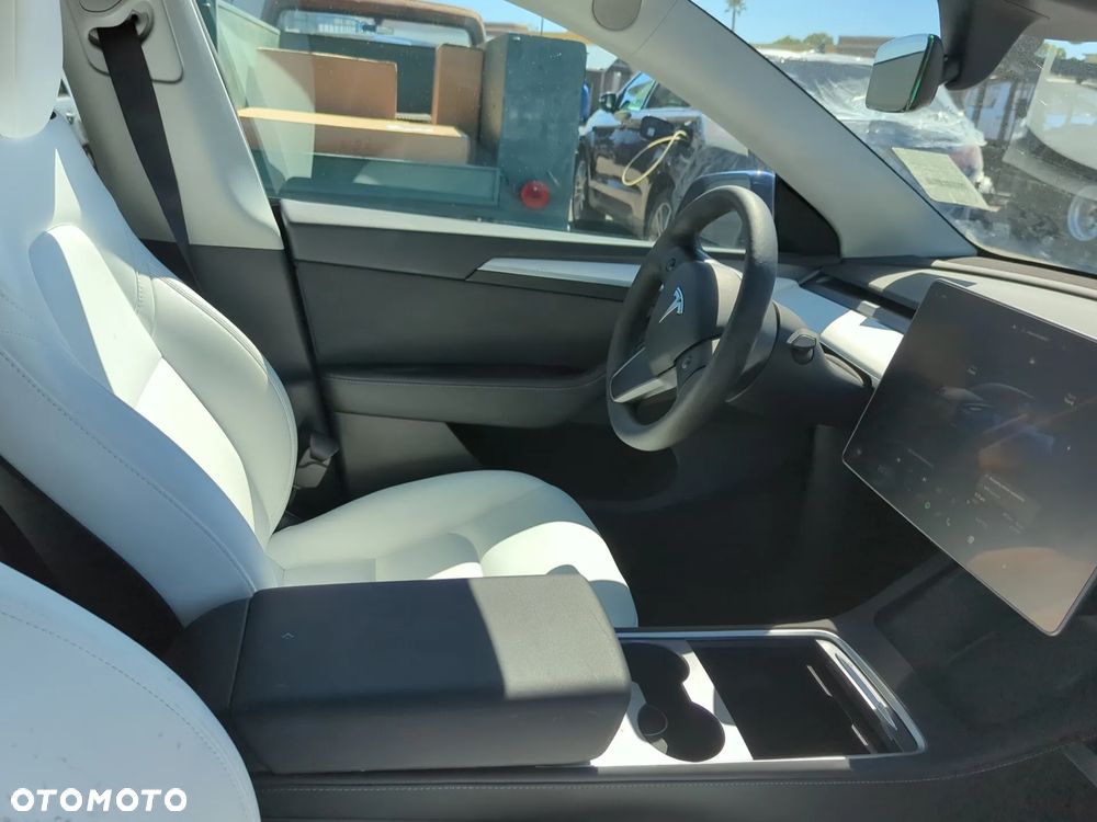 Tesla Model Y - 4