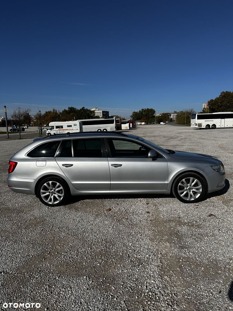 Skoda Superb 2013 photo 2