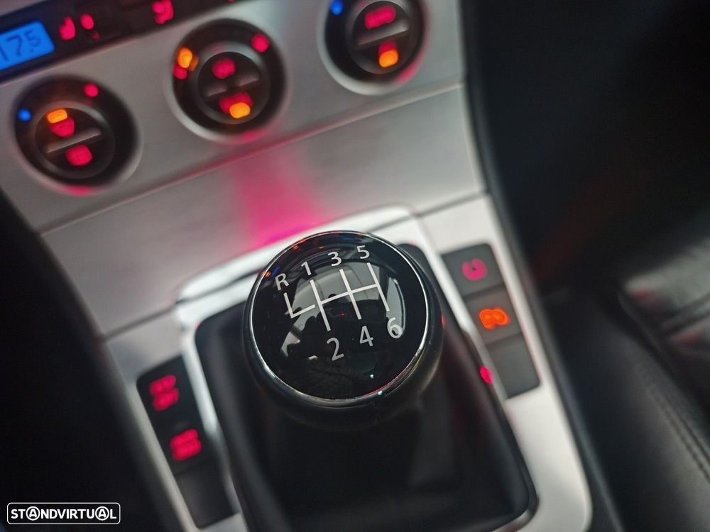 VW Passat Variant 2.0 TDi Highline - 24