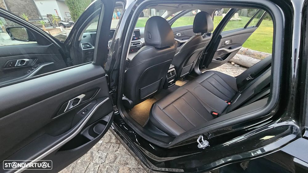BMW 330 e Touring Line Sport Auto - 32