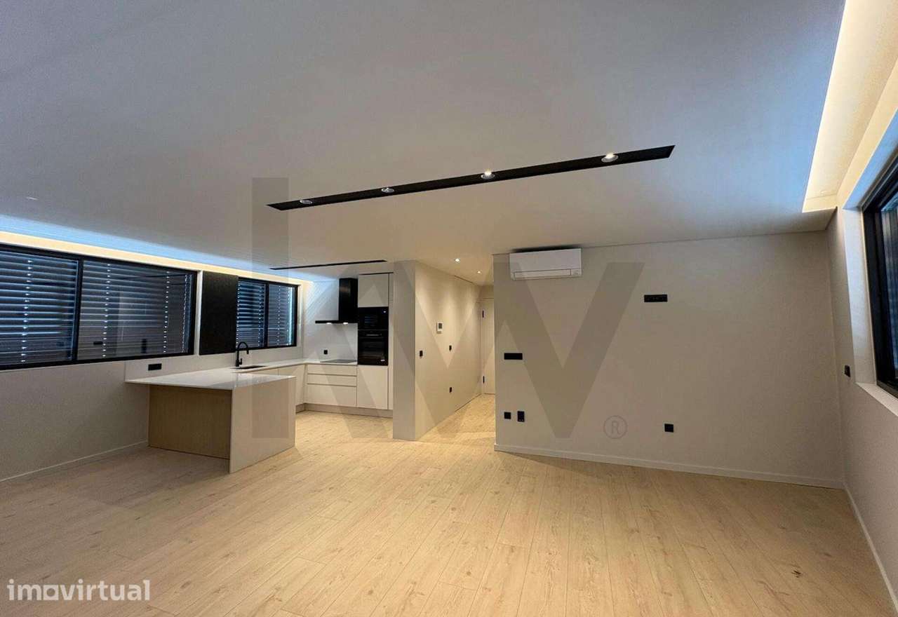 Apartamento T1 com três frentes | Terraço - Lugar Garagem - Arrumos | - Grande imagem: 4/8