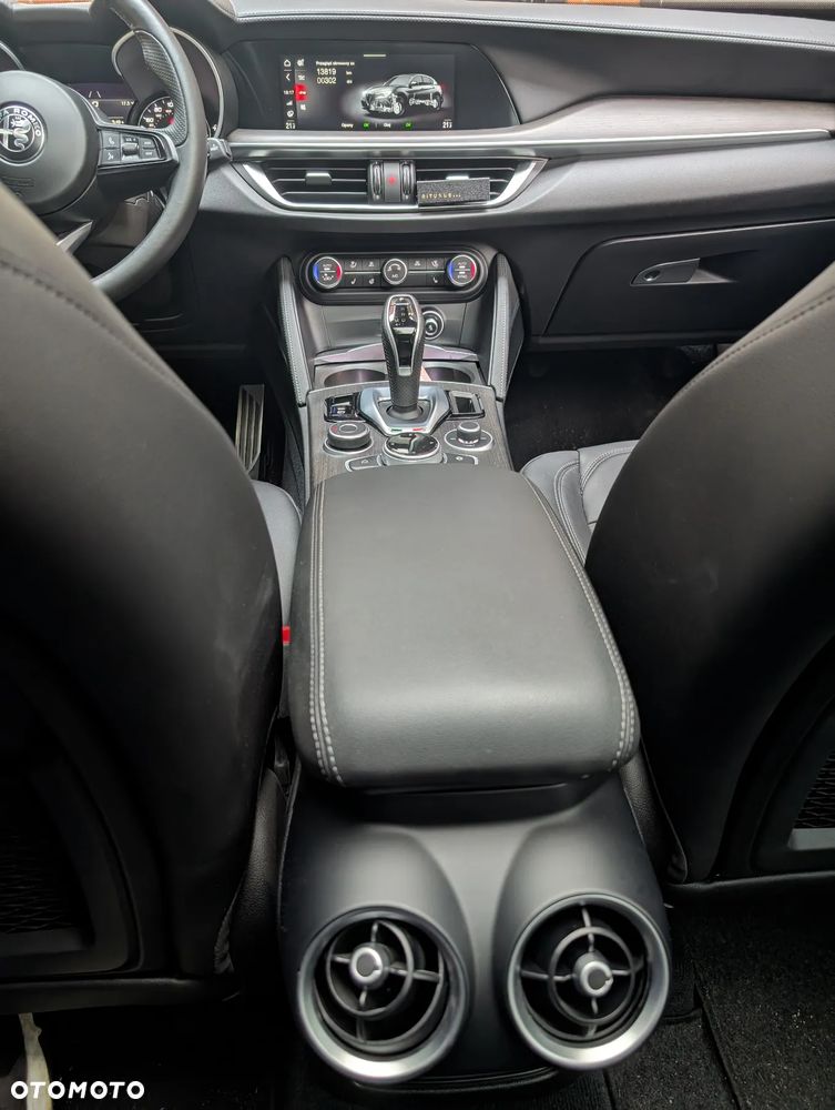 Alfa Romeo Stelvio 2.0 Turbo 16V AT8-Q4 Ti - 13