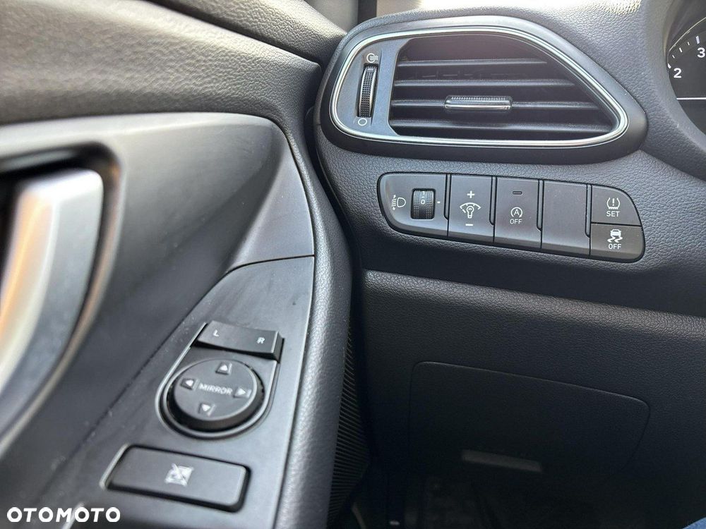 Hyundai i30 1.5 DPI Classic + - 23