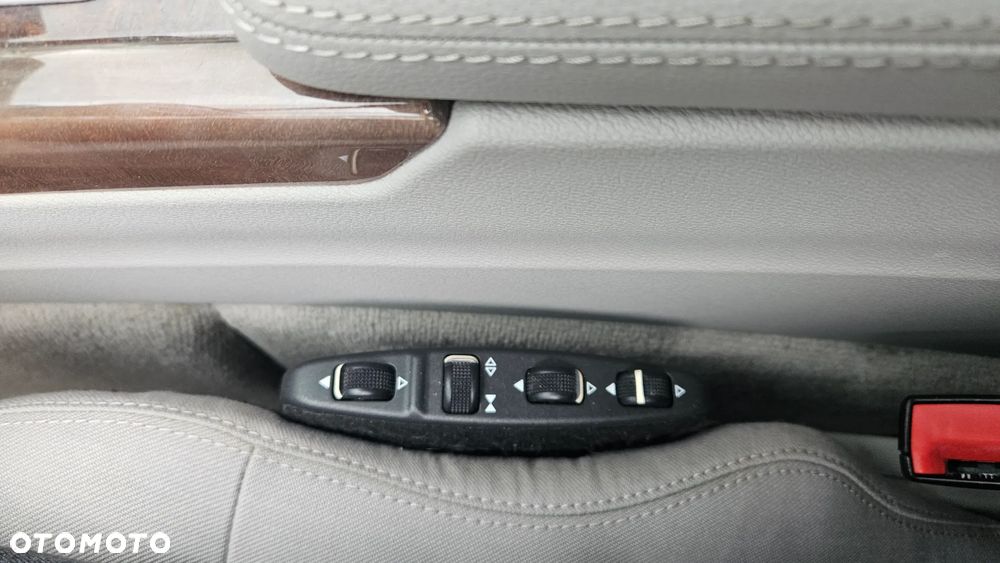 Mercedes-Benz Klasa E 300 CDI DPF BlueEFFICIENCY 7G-TRONIC Elegance - 27
