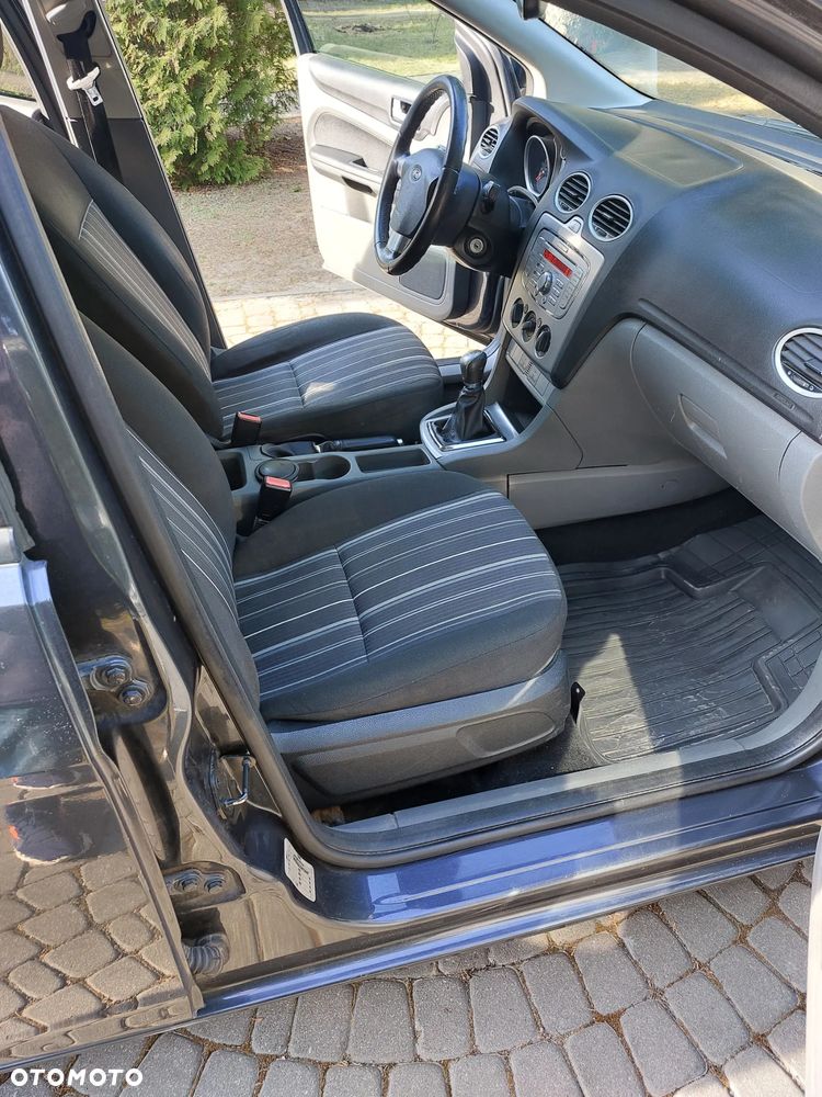Ford Focus 1.6 16V Trend - 12
