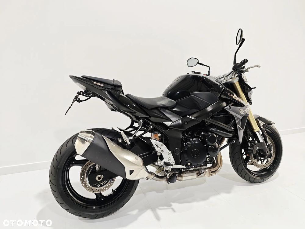Suzuki GSR - 6