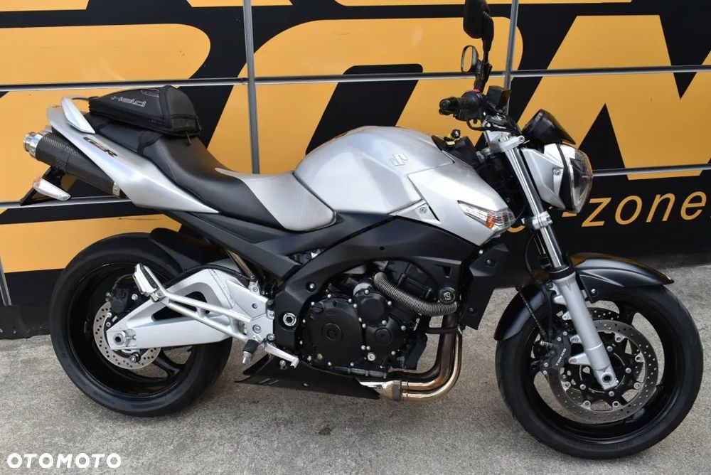 Suzuki GSR - 3