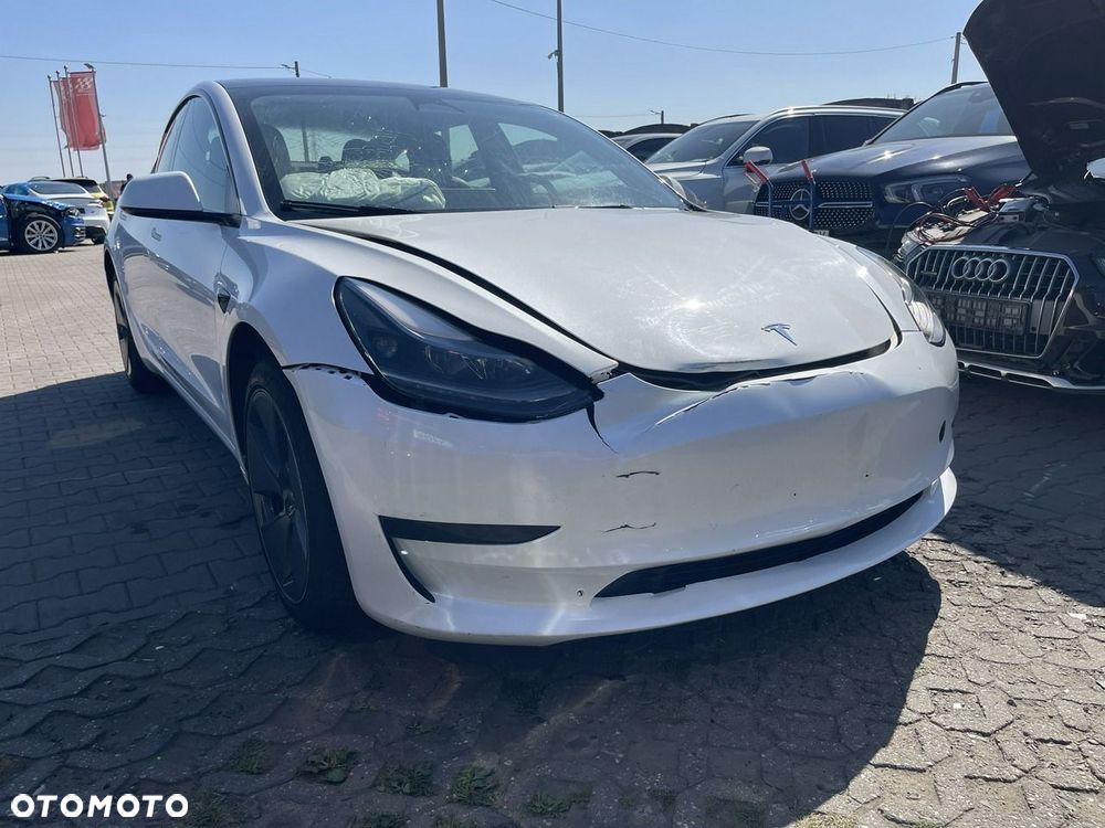 Tesla Model 3 - 3