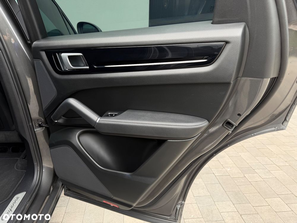 Porsche Cayenne Tiptronic S Platinum Edition - 30