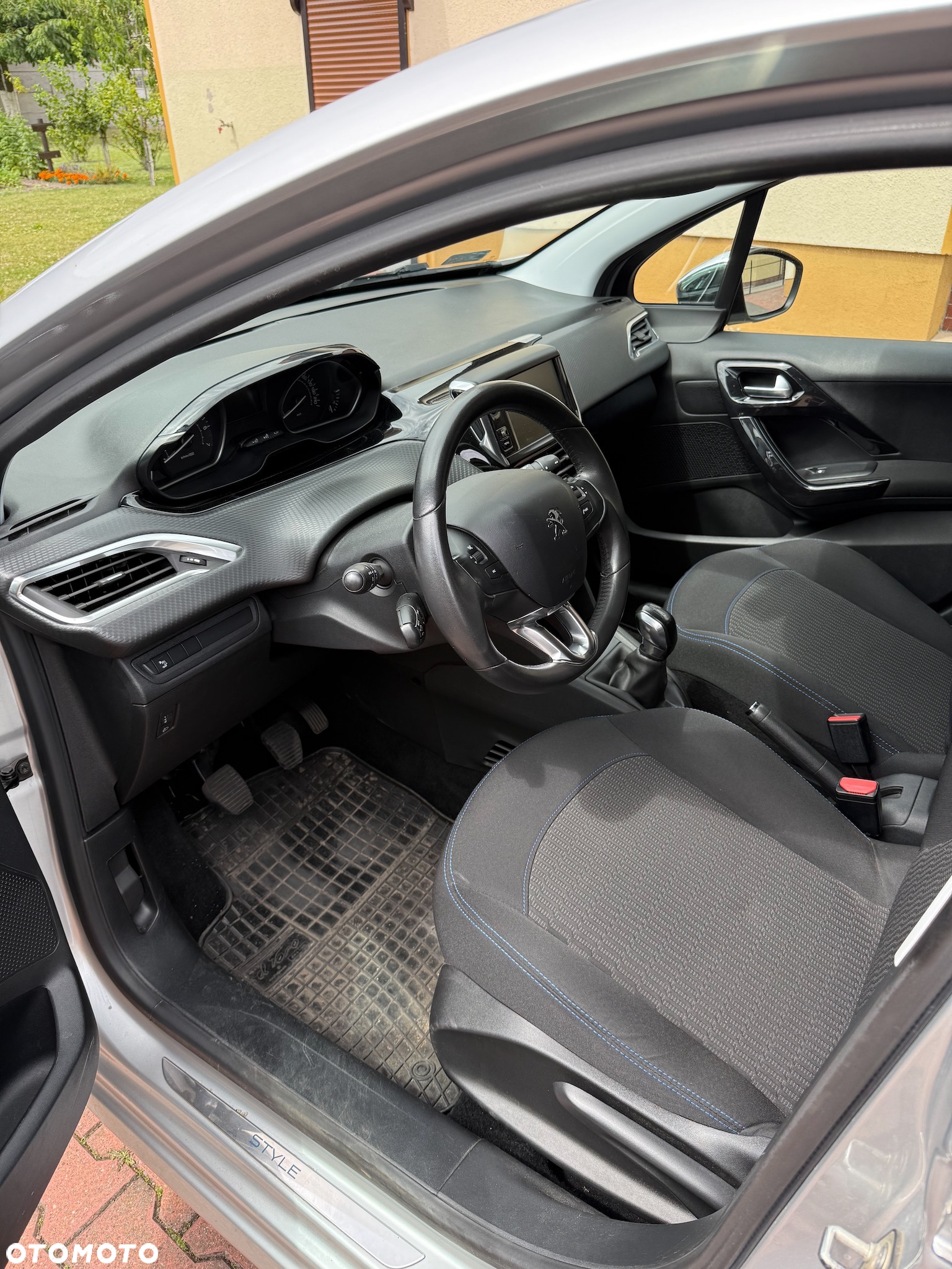 Peugeot 208 - 13