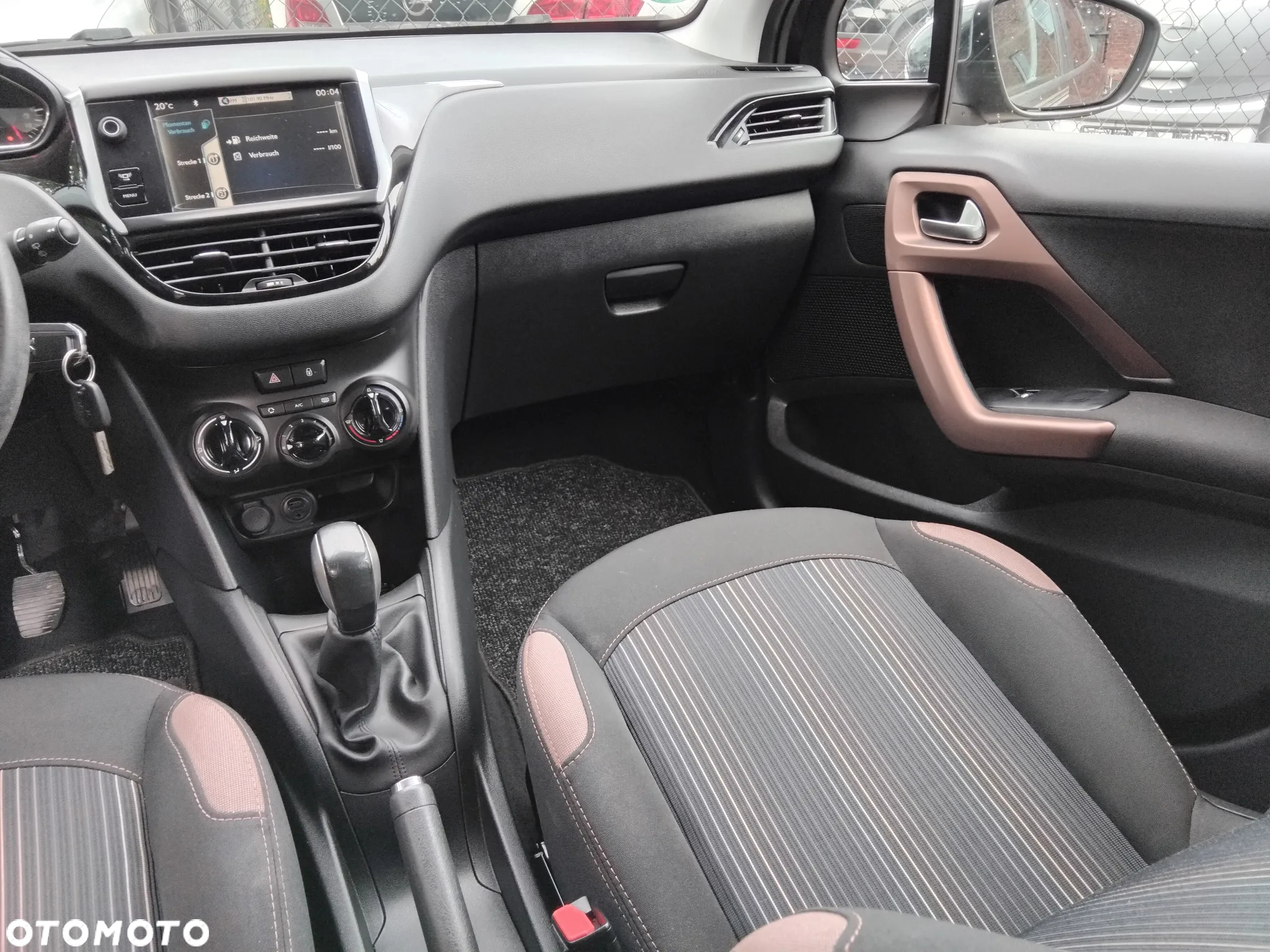 Peugeot 208 - 14