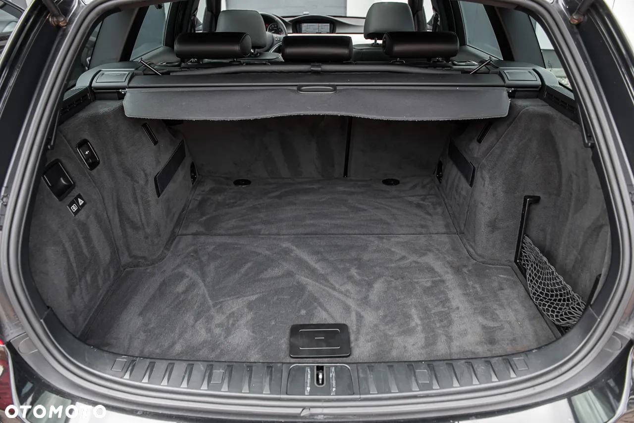 BMW Seria 3 325xi Touring - 27
