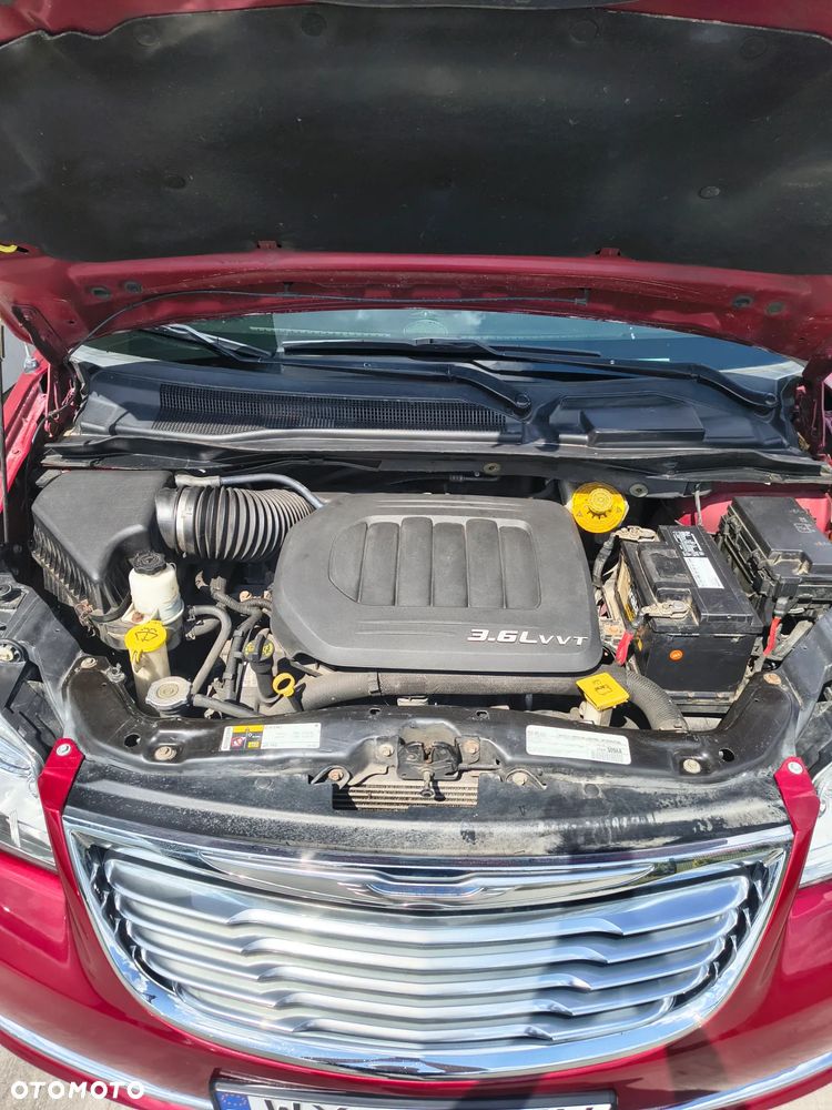 Chrysler Town & Country - 6