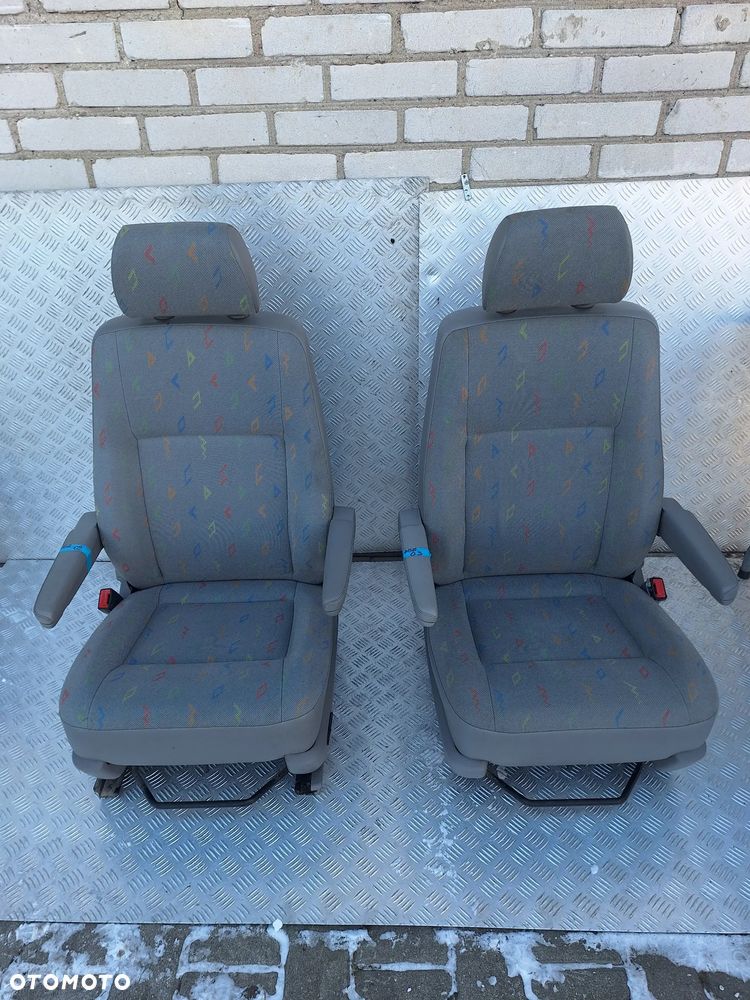 FOTEL OBROTOWY LEWY PRAWY PRZÓD KIEROWCY PODŁOKIETNIKI  OBROTNICA VW TRANSPORTER T5 CARAVELLE - 1