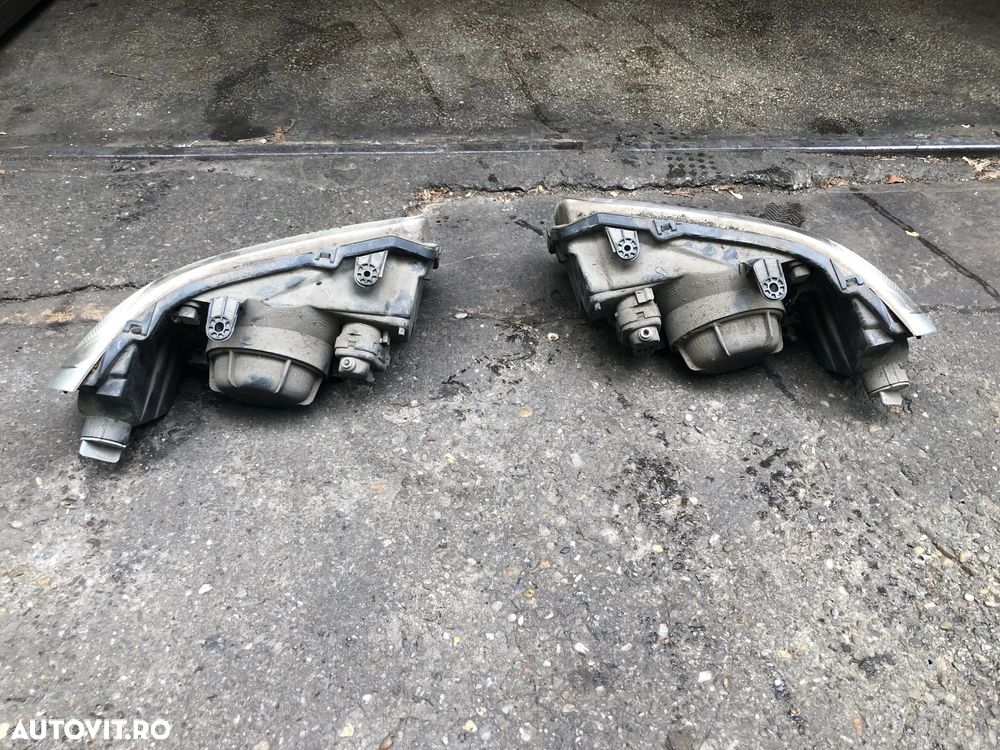 Far stanga/Far dreapta  faruri Land Rover Freelander 1 2002 - 6