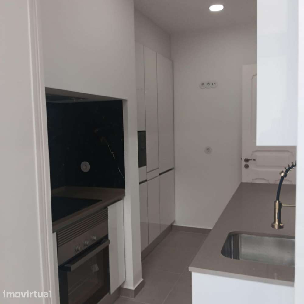Apartamento T3 totalmente remodelado na Av. General Roçadas - Grande imagem: 2/17