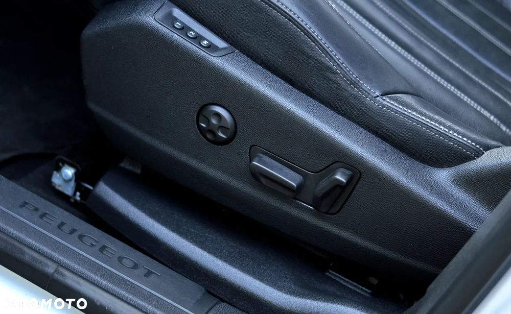 Peugeot 3008 1.2 PureTech Allure S&S EAT6 - 17