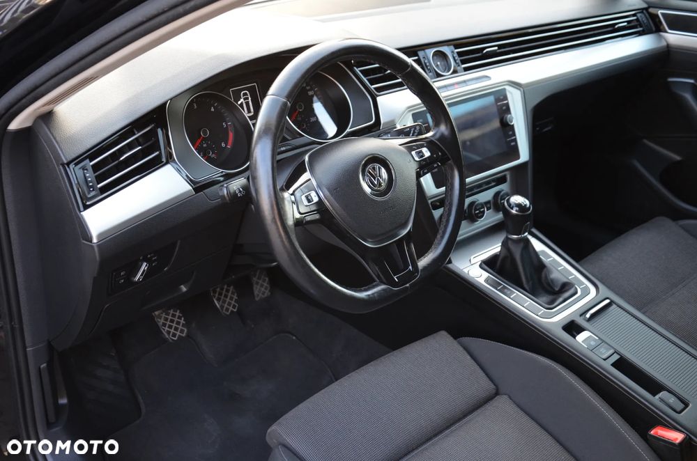 Volkswagen Passat 2.0 TDI (BlueMotion Technology) Comfortline - 24