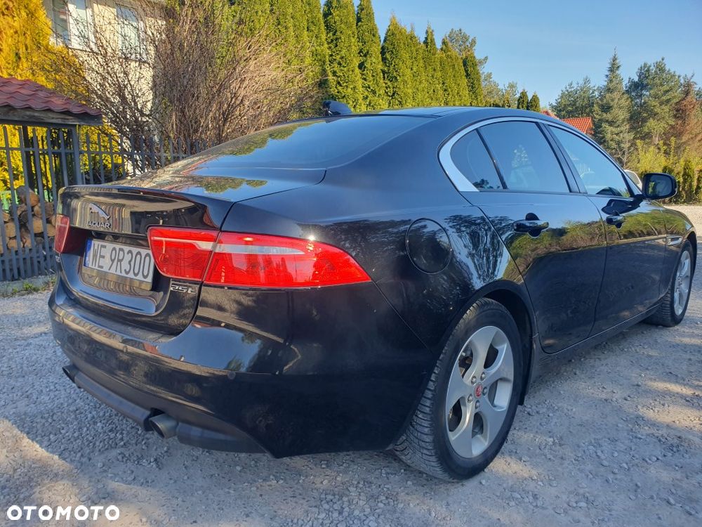 Jaguar XE 2.0 T R-Sport - 3