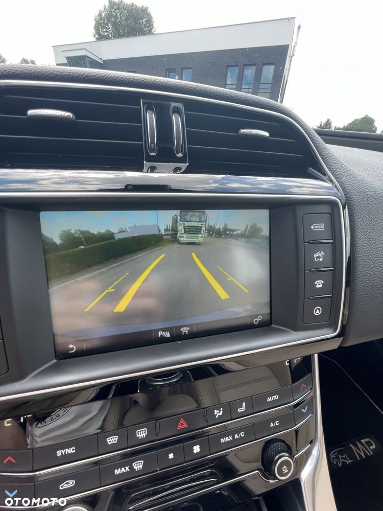 Jaguar XE 2.0 D Portfolio - 29