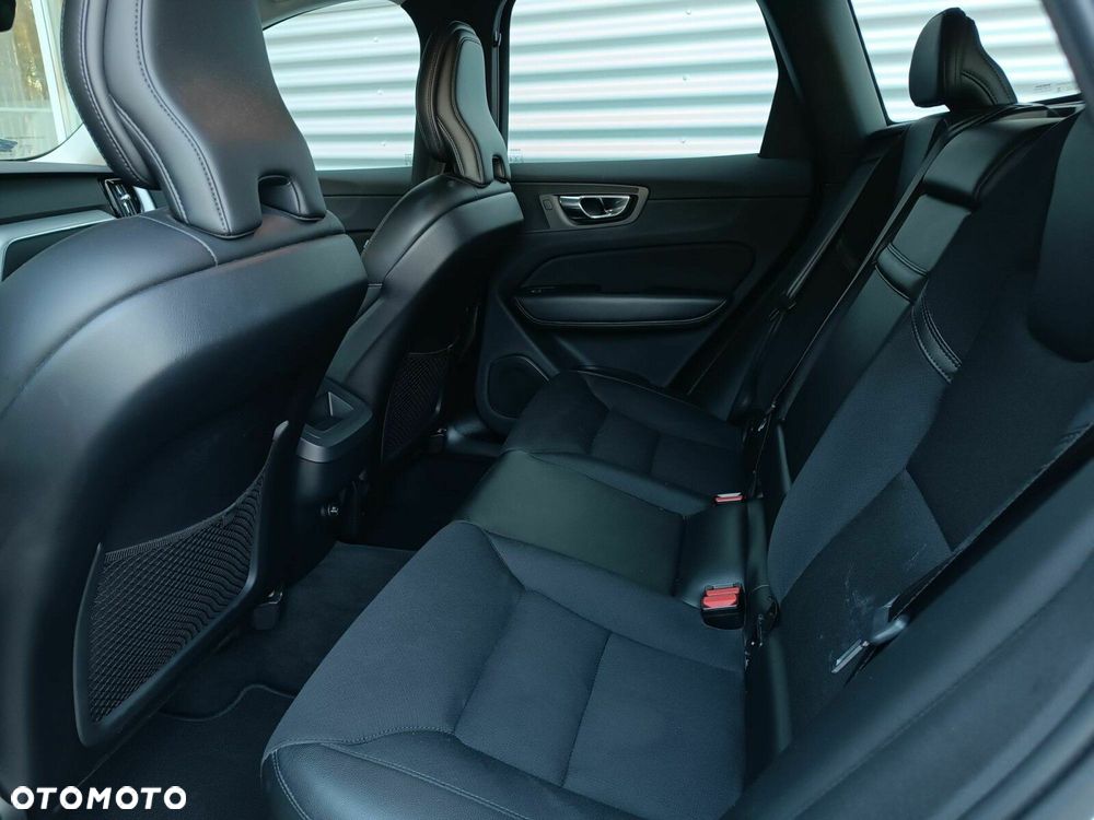 Volvo XC 60 T4 Momentum Pro - 27