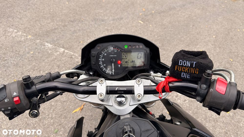 Suzuki GSR - 9