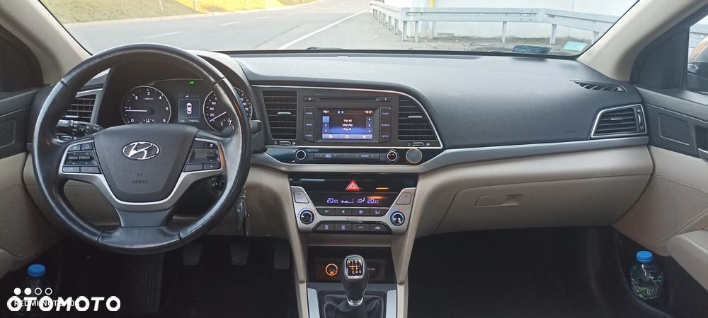 Hyundai Elantra 1.6 CRDi Comfort - 16