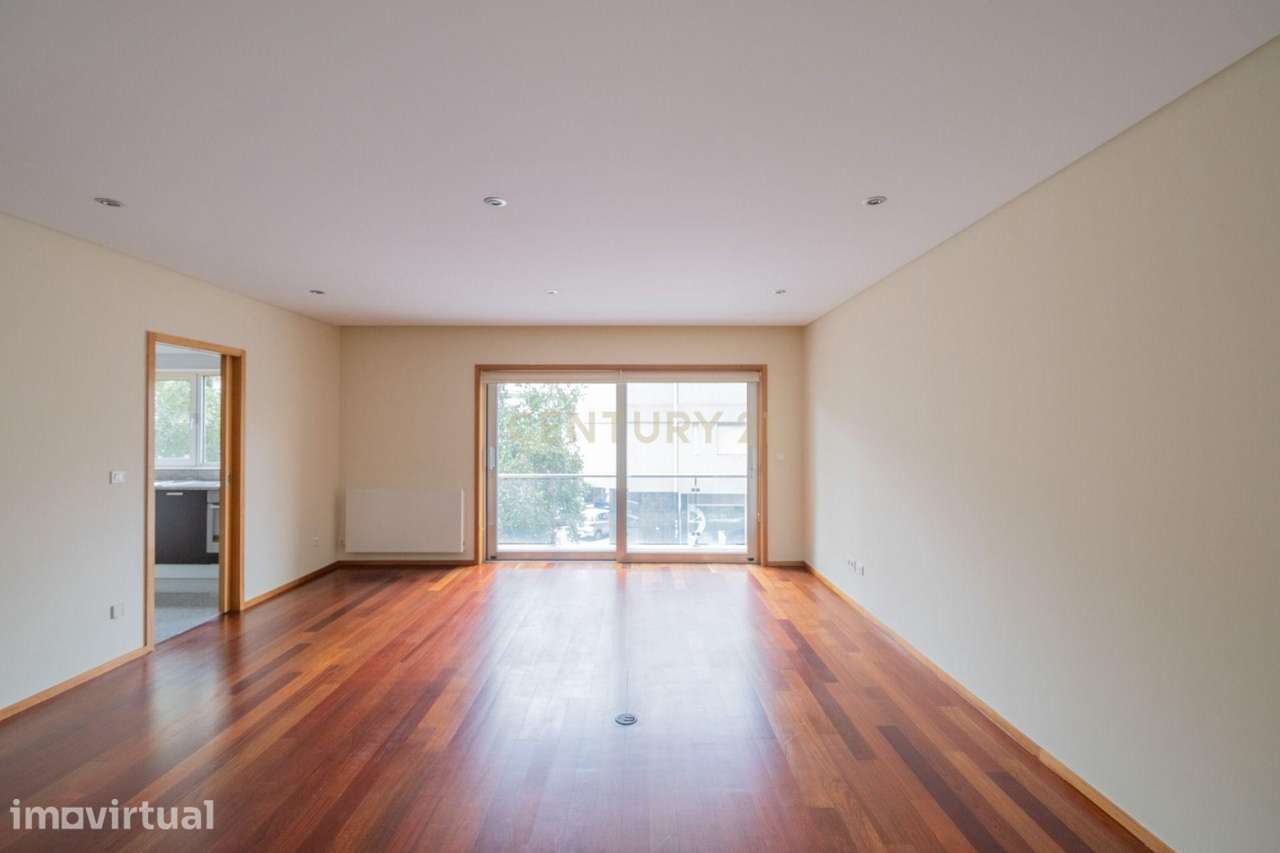 Apartamento t2 para arrendamento com garagem junto avenida dos combate - Grande imagem: 2/22
